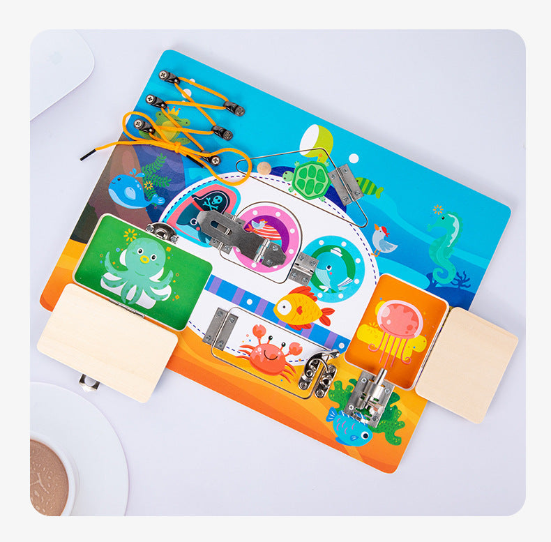 לוח פעילות צבעוני בנושא ים, הכולל מנעולים, שרוכים, גלגלי שיניים ואיורים של חיות ימיות כמו תמנון, דג וסוסון ים, המיועד לפיתוח קואורדינציה יד-עין ומיומנויות מוטוריות אצל ילדים.