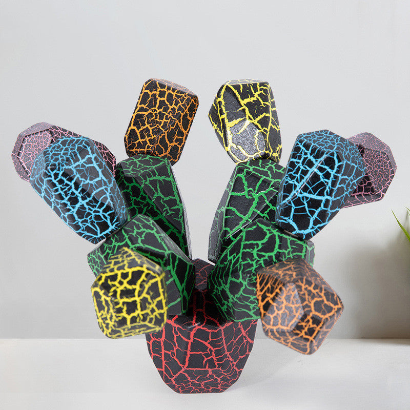 קקטוס מעץ צבעוני מורכב מבלוקים בעיצובים שונים, חלק ממשחקי מונטסורי לפעוטות על שולחן